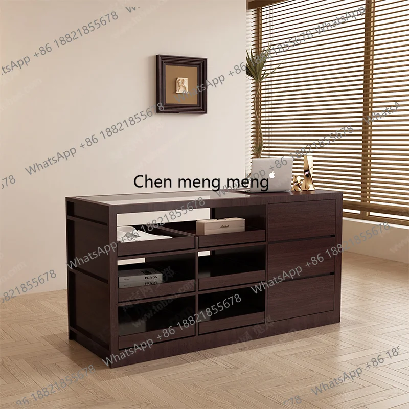 Glass Cabinet Display - Tienda de ropa para mujer Nakashimadai
