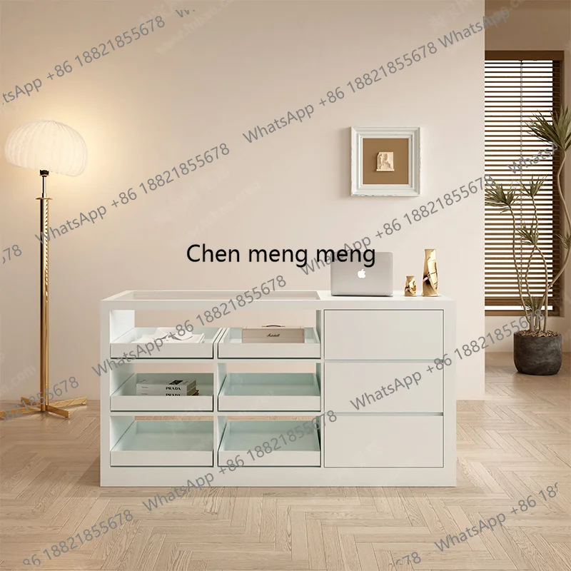 Tienda de ropa para mujer Naka - Glass Cabinet Display reseña y precio