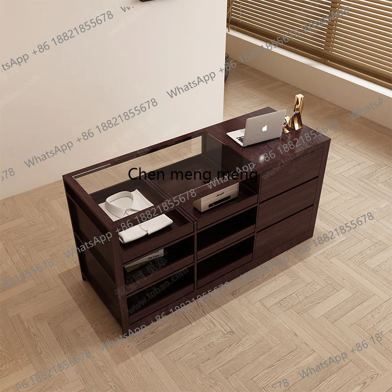 Tienda de ropa para mujer Naka - Glass Cabinet Display reseña y precio